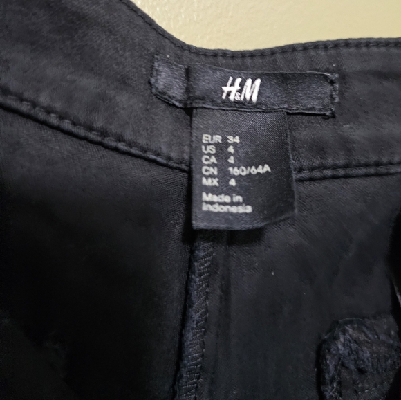H&M Women's Black Stretch Shorts Size 4 - Picture 4 of 5